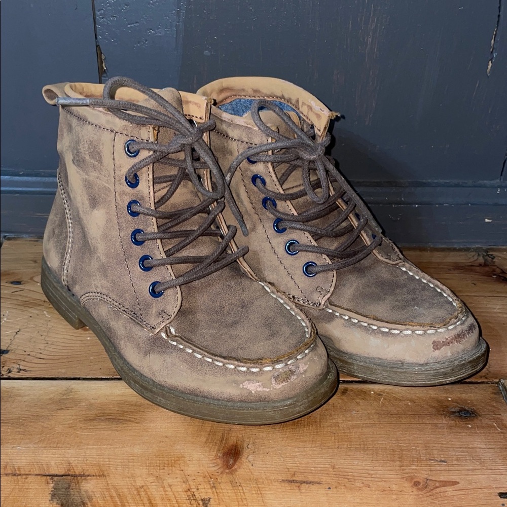 Kids' light brown Lace-Up Boots, rustic look.